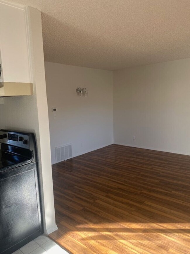 Building Photo - Cute 1 bdrm, 1 bath downstairs condo