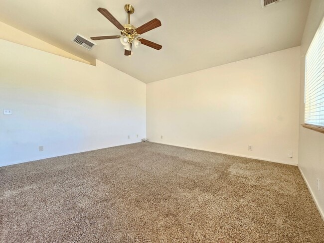 Building Photo - Cozy 3 bed 2 bath