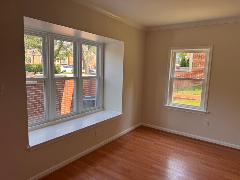 Building Photo - 2530 Fairfax Dr
