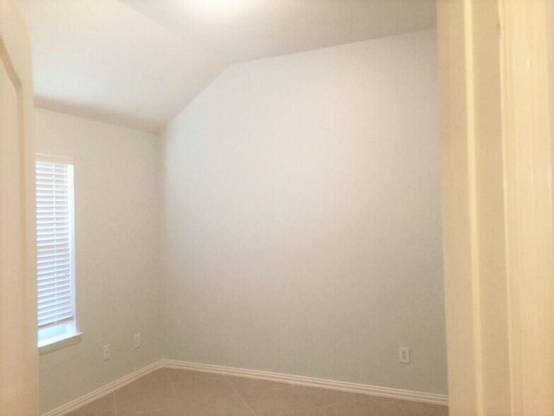 Building Photo - 2604 Hidden Creek Dr