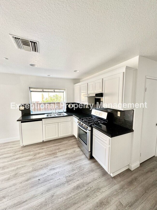 Building Photo - Great 5 bed 3 bath home