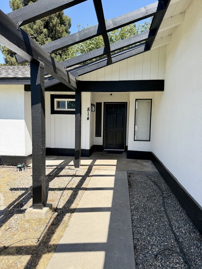 Building Photo - 814 S Cindy St