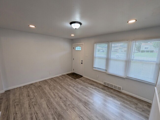 Building Photo - 6109 Evergreen Blvd