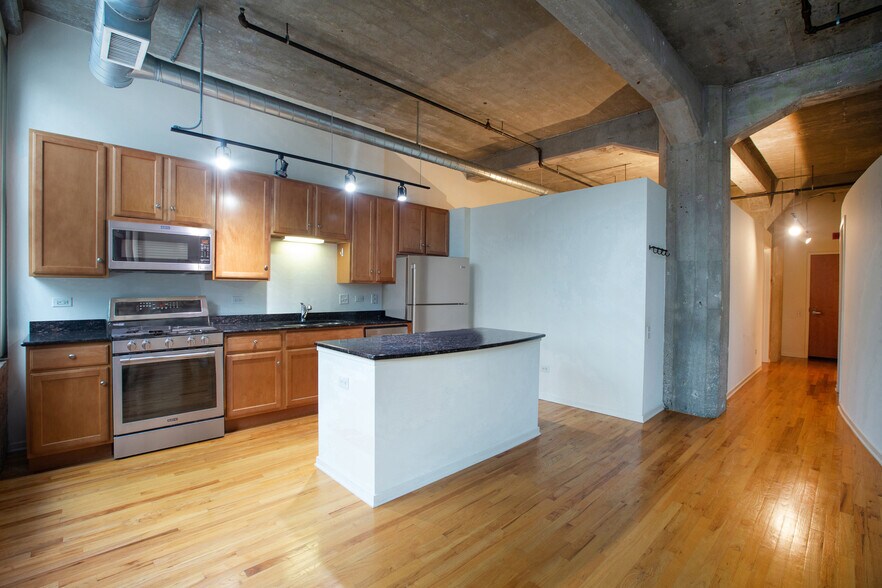 Building Photo - 210 S Desplaines St