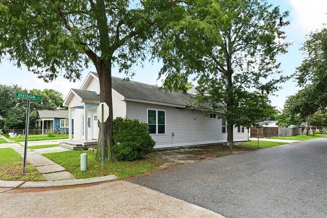 Building Photo - 3701 Derbigny St