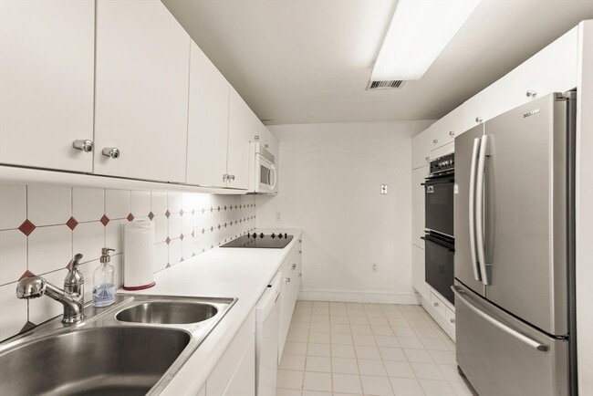 Building Photo - 75-83-83 Cambridge Pkwy