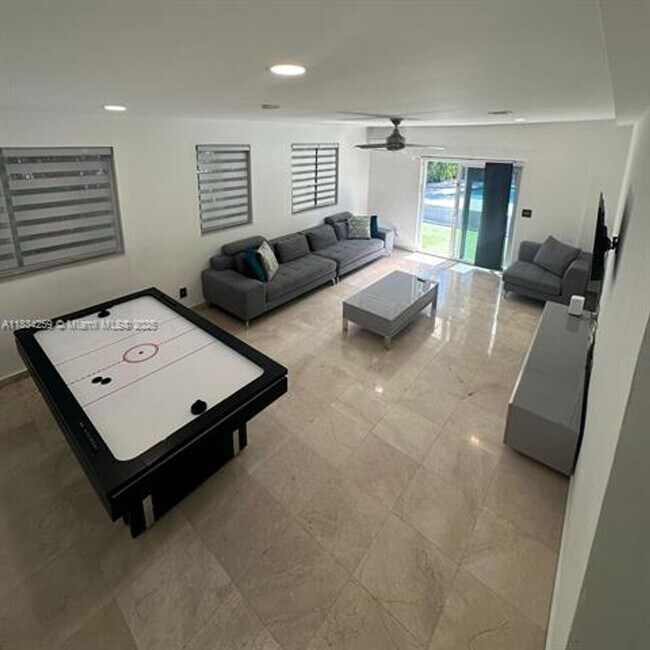 Building Photo - 17650 NE 19th Ave