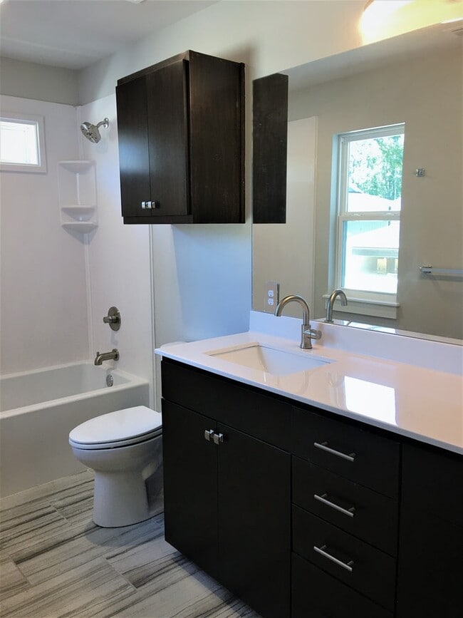 Upstairs Bath - 10661 Brothers Ln