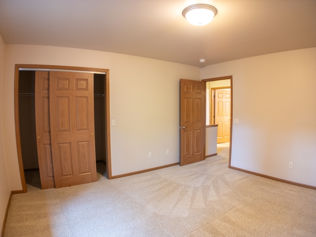 Building Photo - 2 Bedroom Apartment in Quiet Neighborhood!