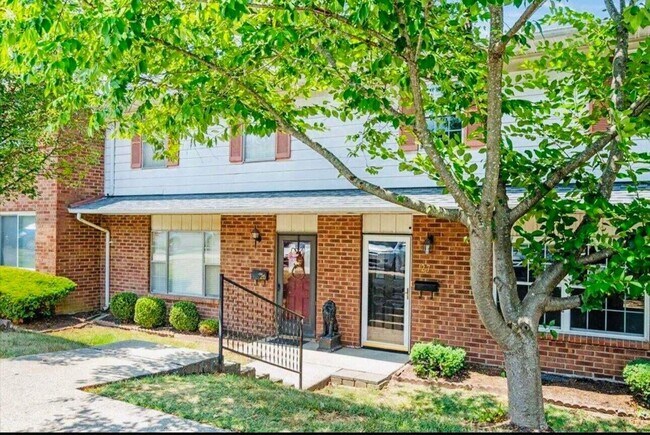 Building Photo - 3500 Warwick Dr