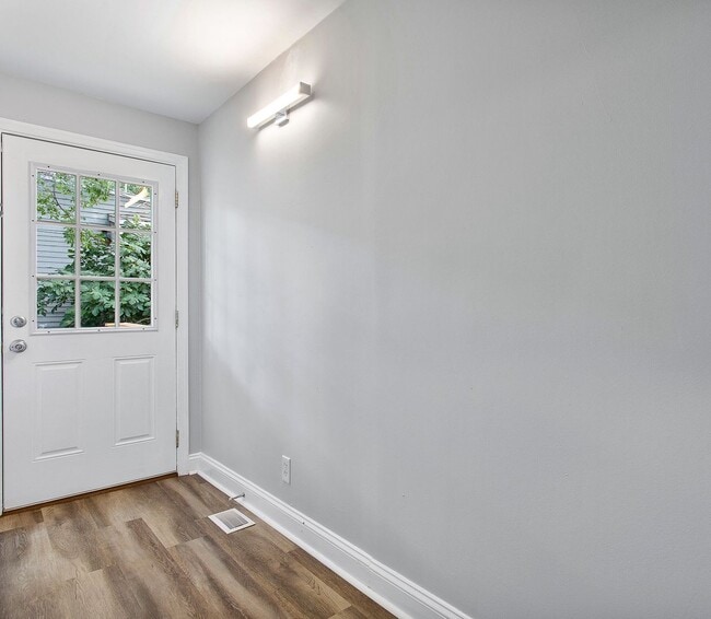 Building Photo - $1,800 / 2 br / 2 ba / 959 sqft