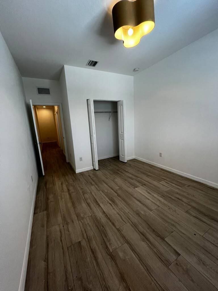 Building Photo - 1129 Vermilion Dr