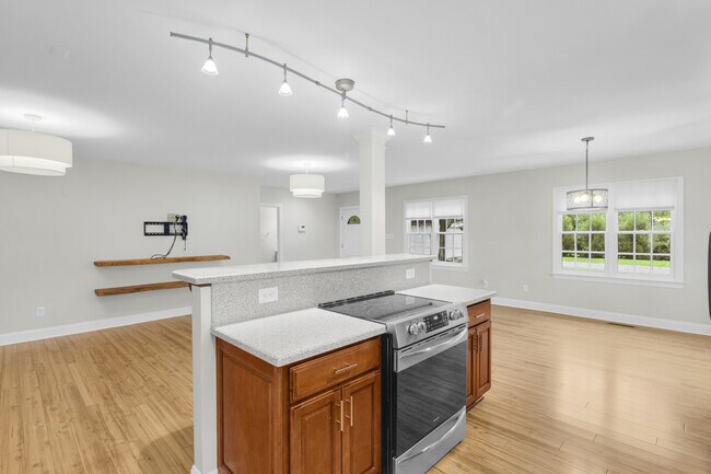 Building Photo - 1609 Lucerne Way