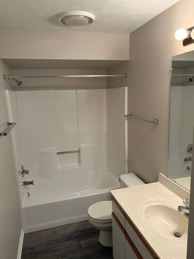 Building Photo - 3 Bedroom 2 Bath Condo