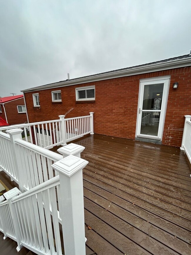 Building Photo - 506 Crescent Boulevard Extension