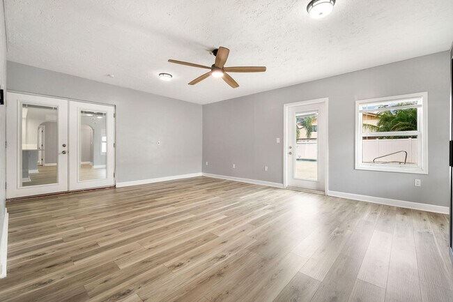 Building Photo - 1571 SW 13th Dr