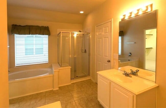 Building Photo - 2511 Sun Spot Ln