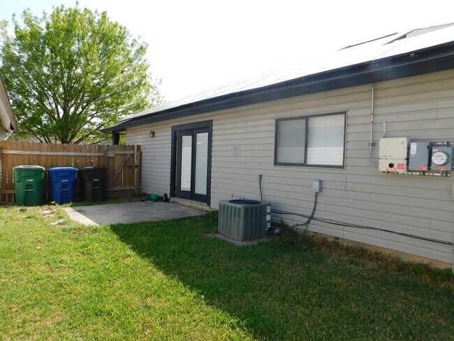 Building Photo - Creekside