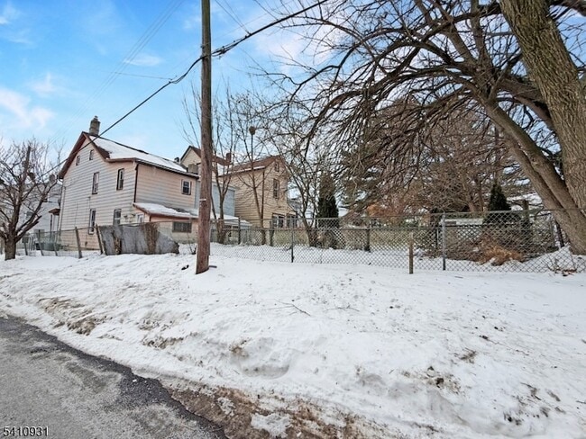 Building Photo - 65 Davis St