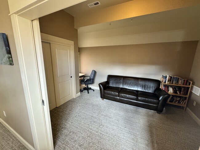 Building Photo - 813 N 15th Ave