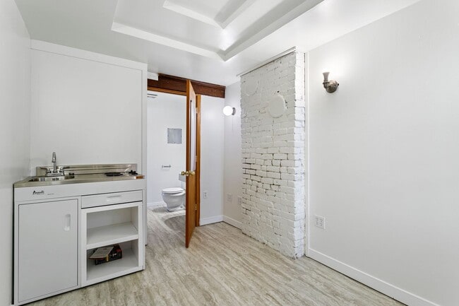 Building Photo - Now Leasing at The Drake – Classic Portland Living in a Prime Location!