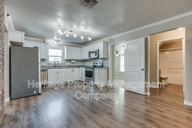 Building Photo - 479 S Sycamore Ave