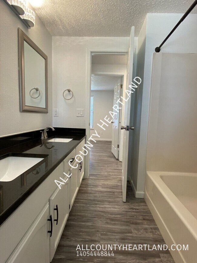 Building Photo - 1809 SE 12th St