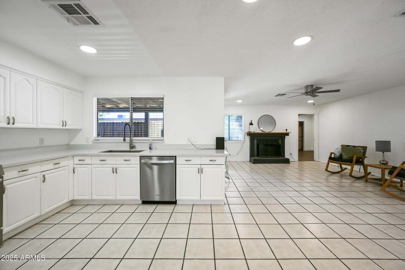 Building Photo - 5833 W John Cabot Rd