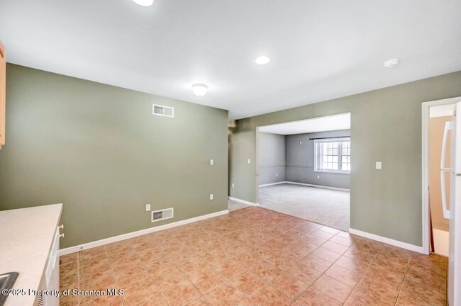 Building Photo - 28 Robin Ln