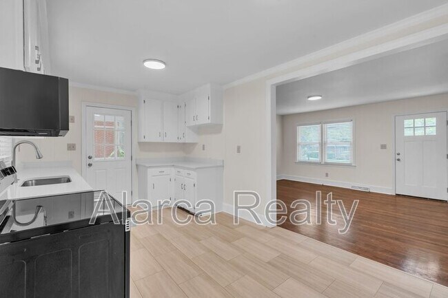 Building Photo - 3733 Manchester Dr