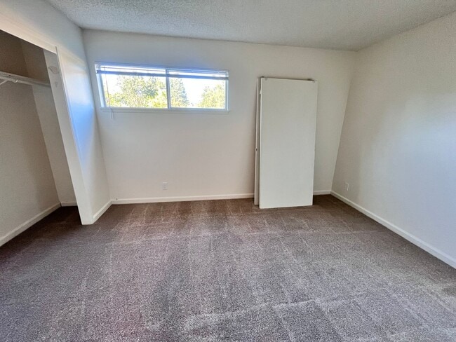 Building Photo - 2035 Mount Olive Dr