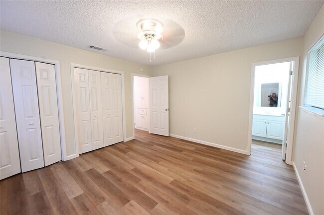 Building Photo - 9715 Oak Hollow Dr