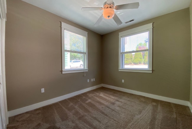 Building Photo - 425 E Hillside Dr