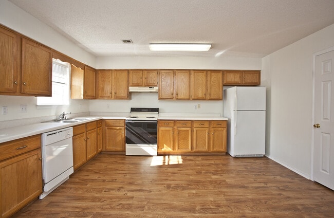 Building Photo - 58B Holly Dr