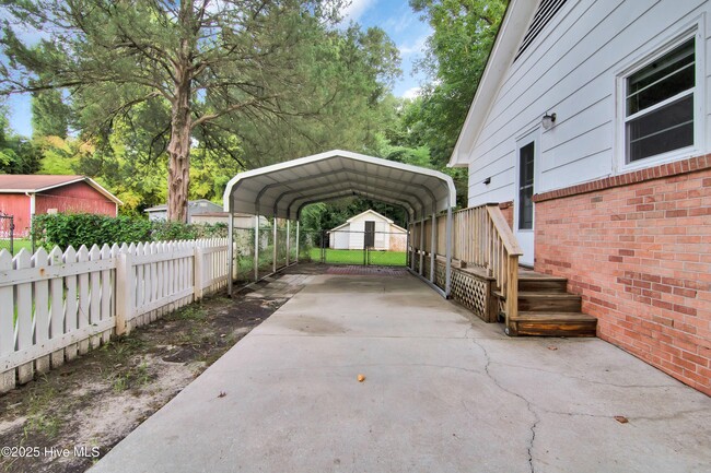Building Photo - 300 Long Acres Dr