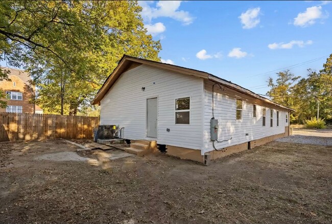 Building Photo - Newly Renovated 4 Bedroom 2 Bath Home.