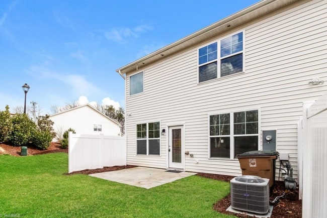 Building Photo - Impeccable maintenance-free 2 level 4 bedr...