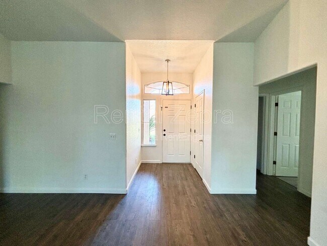 Building Photo - 736 Redwing Dr