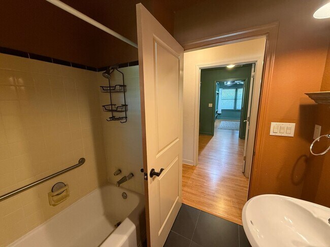 Building Photo - 303 Interbay Ave