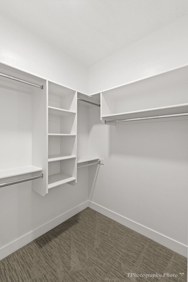 Building Photo - "Beautiful pet friendly 3-Bedroom, 2.5 Bat...