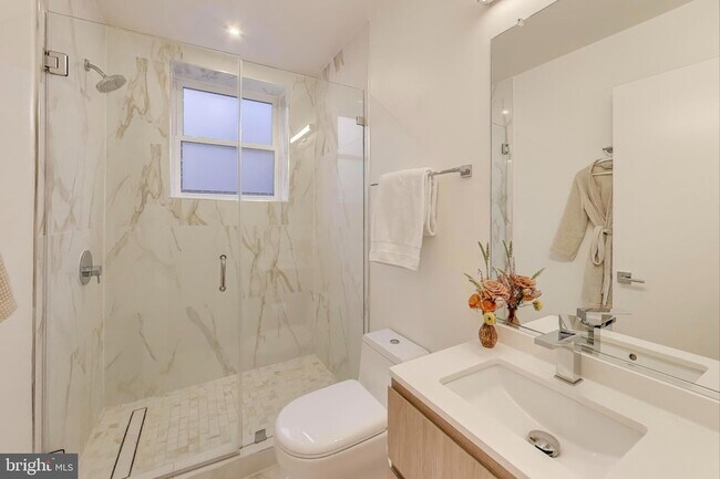 Building Photo - 4017 Davis Pl NW