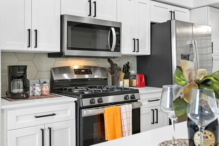 Building Photo - 9450 W Cabela Dr