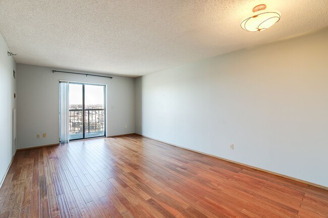 Building Photo - Stunning Unit in The Pointe building in Do...