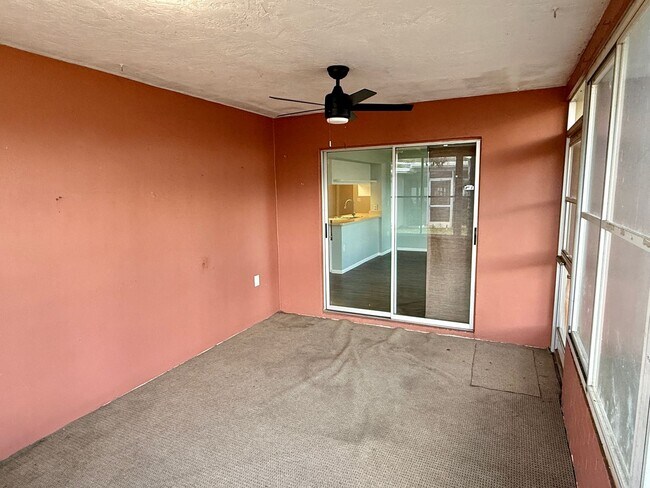 Building Photo - Beautiful Palm Harbor 2/2 Located on Peace...