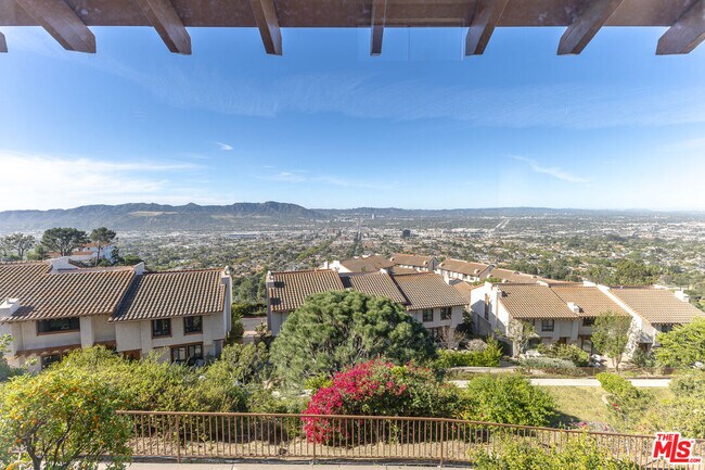 Building Photo - 1709 Cam De Villas