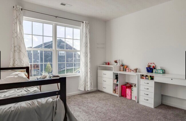 Building Photo - 4BR/2/5 Bath Home for Rent - Overlook at Eastwood - Two Car Garage!