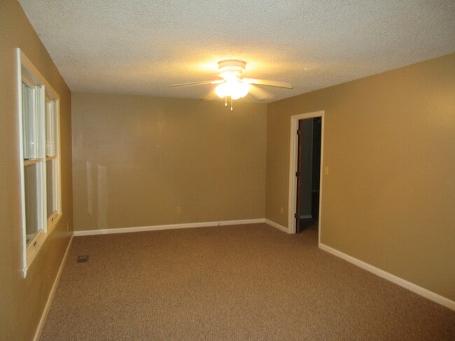 Building Photo - $1,780 - 3 Bedroom 1.5 Bathroom Unfurnishe...