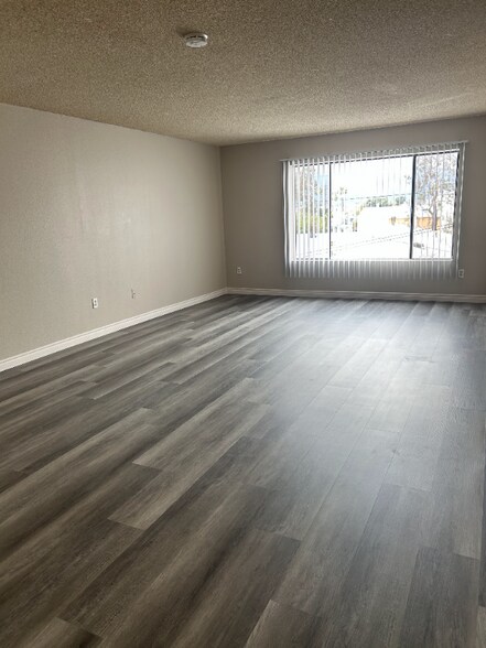 Building Photo - 309 E Elk Ave