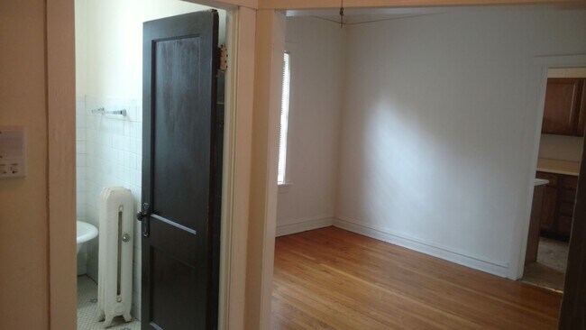 Building Photo - Charming Roscoe Village 1 Bedroom - Recently redone bathroom! Refinished hardwood floors!