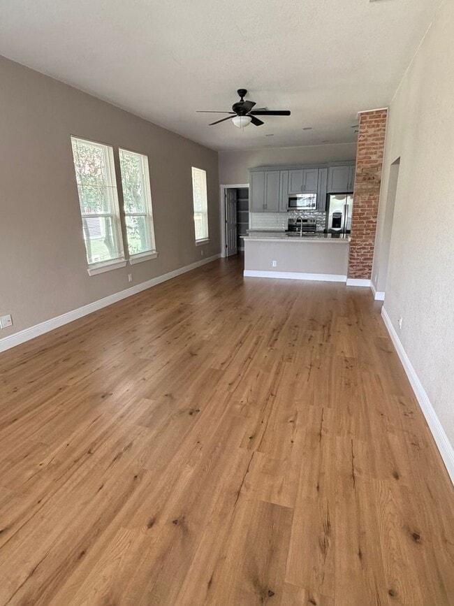 Building Photo - Beautiful 2/1 Home Available for Immediate Move In!